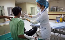 Thiếu niên bị bỏng nặng do điện thoại phát nổ khi vừa dùng vừa sạc