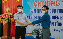 Quảng Bình: Cha con được tặng lại chiếc xe cứu thương từng sử dụng chống dịch Covid-19