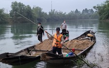 Quảng Trị: 'Cát tặc' nhấn chìm đò, bơi vào bờ để chối tội