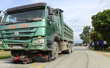 Xe tải kéo lê xe máy hơn 70 m, con nhỏ tử vong, mẹ nguy kịch