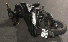 Xe máy chở 5 người đâm vào dải phân cách, 4 người tử vong tại chỗ