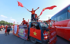 Cổ động viên bắt đầu 'nhuộm đỏ' Sân vận động Mỹ Đình trước giờ bóng lăn