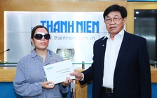 Nữ phụ bếp 2 lần bị tạt axit nhận quà từ bạn đọc Báo Thanh Niên