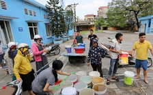 Người dân Hà Nội ùn ùn mang xô, chậu đi xin nước sạch