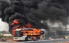 Xe khách giường nằm bốc cháy dữ dội trên quốc lộ, giao thông ùn tắc nhiều giờ