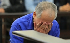 Kẻ thảm sát gia đình em trai ở Đan Phượng ôm mặt khóc nức nở tại tòa