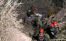 Xe container lao xuống vực, tài xế tử vong trong cabin