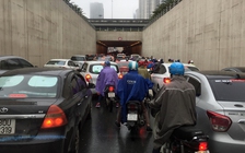 Sáng đầu tuần mưa rét, nhiều tuyến đường Hà Nội ùn tắc kéo dài