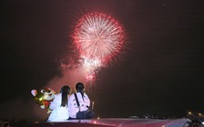 Hàng vạn người dân thủ đô 'lội nước' xem pháo hoa mừng xuân Canh Tý 2020