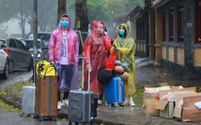 Đội mưa hỗ trợ người dân hoàn thành cách ly chống Covid-19 trở về nhà