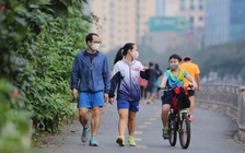 Kéo nhau ra bờ sông Tô Lịch tập thể dục giữa mùa 'cách ly xã hội'