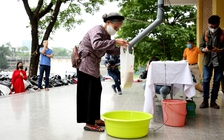 Người dân xếp hàng nhận gạo miễn phí từ cây ATM gạo đầu tiên tại Hà Nội