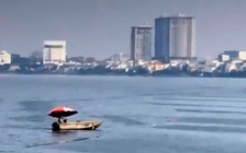 Bị 141 kiểm tra, nam thanh niên vứt xe máy nhảy xuống hồ Tây tẩu thoát