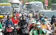 Người dân ùn ùn đổ về Hà Nội sau dịp nghỉ lễ