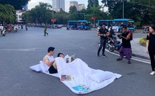 Thực hư chuyện cặp đôi chụp ảnh cưới ‘chăn gối’ trên phố Hà Nội bị ‘bế lên phường’