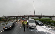 Hàng chục bao bột đá rơi trên cao tốc khiến 2 xe khách gặp nạn