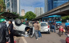 Ô tô tông liên hoàn 2 phương tiện rồi lật ngửa, 2 người bị thương