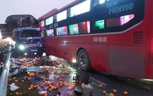 Xe khách lấn làn tông trực diện xe tải, tài xế mắc kẹt trong cabin