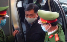 Ông Đinh La Thăng được áp giải đến tòa từ sáng sớm