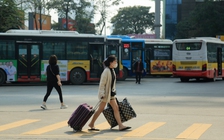 Bến vắng xe thưa vì dân e ngại xe khách và không chịu về quê ăn Tết
