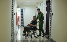 Đến từng nhà, dìu từng cụ già đến điểm cấp căn cước gắn chíp