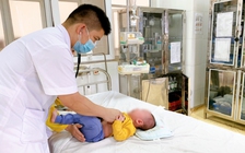 Mẹ nhầm cồn 90 độ rửa mũi cho con, bé trai 5 tháng bị bỏng niêm mạc