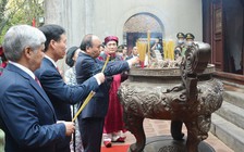 Chủ tịch nước Nguyễn Xuân Phúc dâng hương tưởng nhớ các vua Hùng