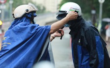 Sĩ tử Hà Nội đội mưa đến điểm thi trong ngày đầu kỳ thi vào lớp 10