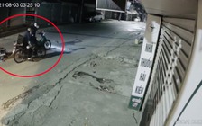 Nữ lao công khóc lóc, bất lực nhìn 4 thanh niên cướp xe máy