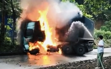 Xe đầu kéo lao xuống rãnh nước bốc cháy dữ dội, tài xế may mắn thoát nạn