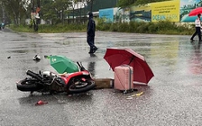 Hai người đi đường ở Hà Nội bị sét đánh tử vong