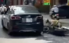 Truy tìm tài xế húc thẳng vào xe CSGT khiến cảnh sát ngã xuống đường để bỏ chạy