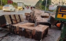 Bê tông từ xe đầu kéo rơi đè chết người đi đường