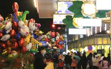 Người Hà Nội vẫn đổ ra đường đón giao thừa trong thời tiết mưa, lạnh