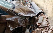 Vi phạm nồng độ cồn, lái ô tô tông 2 vợ chồng trọng thương ngay trong ngõ