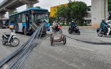 Tài xế xe buýt thoát nạn khi hàng chục thanh sắt xuyên thẳng vào ghế lái