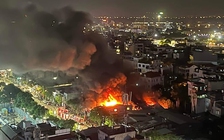 Cháy lớn nhiều cơ sở kinh doanh và nhà dân bên hồ Tây