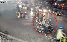 Cảnh sát hình sự truy tìm ‘yêu râu xanh’ sàm sỡ cô gái trẻ giữa phố đông