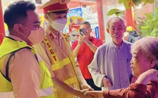 CSGT đưa cụ bà bị lẫn đi lạc hơn 10 km về nhà nhờ chiếc vòng cổ