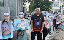 Cả nhà ôm di ảnh người thân đến tòa xét xử vụ đánh chết người sau bữa nhậu