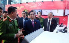 Thủ tướng tham quan triển lãm tiện ích ứng dụng dữ liệu về dân cư