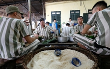 Phạm nhân tập múa, gói bánh chưng đón tết sớm trong Trại giam Yên Hạ