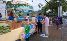 Cách ly xã hội: Người trẻ phát bánh mì miễn phí