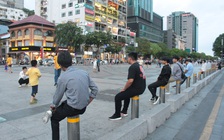 Không đeo khẩu trang, nhiều người trẻ vẫn xuống phố, tập trung đông người