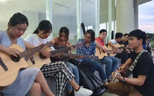 Nam sinh dạy đàn guitar miễn phí để giao lưu