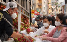 Bạn trẻ 'giải cứu' hàng ngàn tấn thanh long giúp bà con Long An