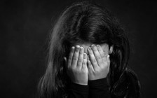 Bắt khẩn cấp chú ruột hiếp dâm cháu 6 tuổi