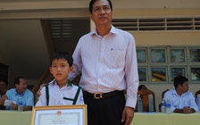 Tuyên dương học sinh lớp 3 trả lại 44 triệu đồng nhặt được