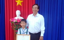Bộ GD- ĐT trao bằng khen cho học sinh lớp 4 trả lại 44 triệu đồng nhặt được