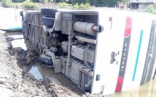 Xe chở theo 45 khách lật nhào xuống lề